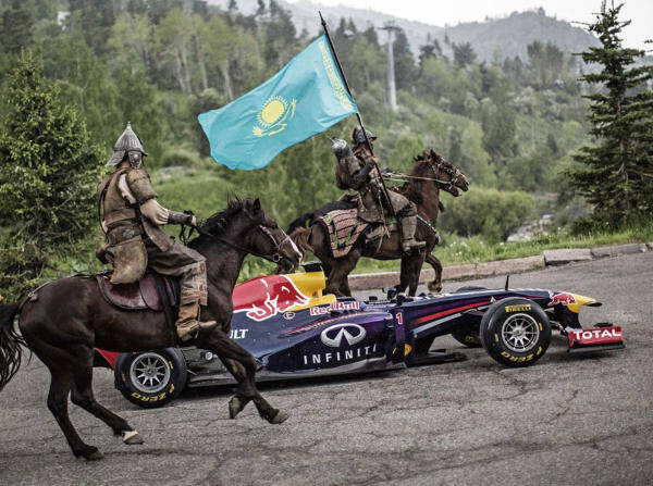 Foto zur News: Coulthard in Kasachstan: Ross, Reiter und RB7