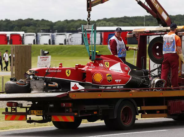 Foto zur News: Heftiger Unfall: Räikkönen am Knöchel verletzt