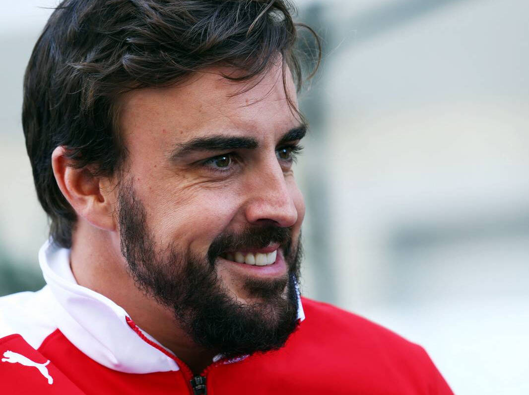 Foto zur News: Alonso lächelt ungewisse Zukunft weg: "Alles in Ordnung"