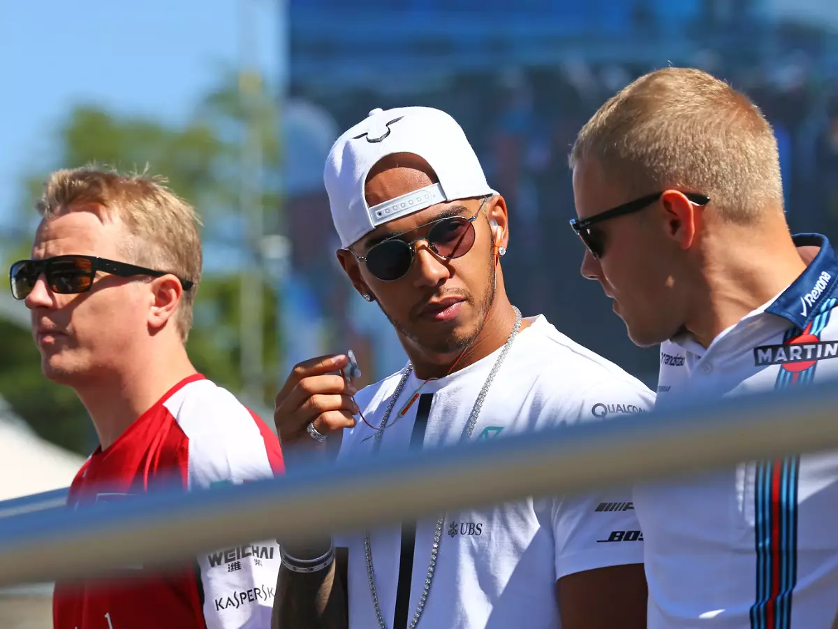 Foto zur News: Lewis Hamilton verpatzt Schweigeminute für Justin Wilson