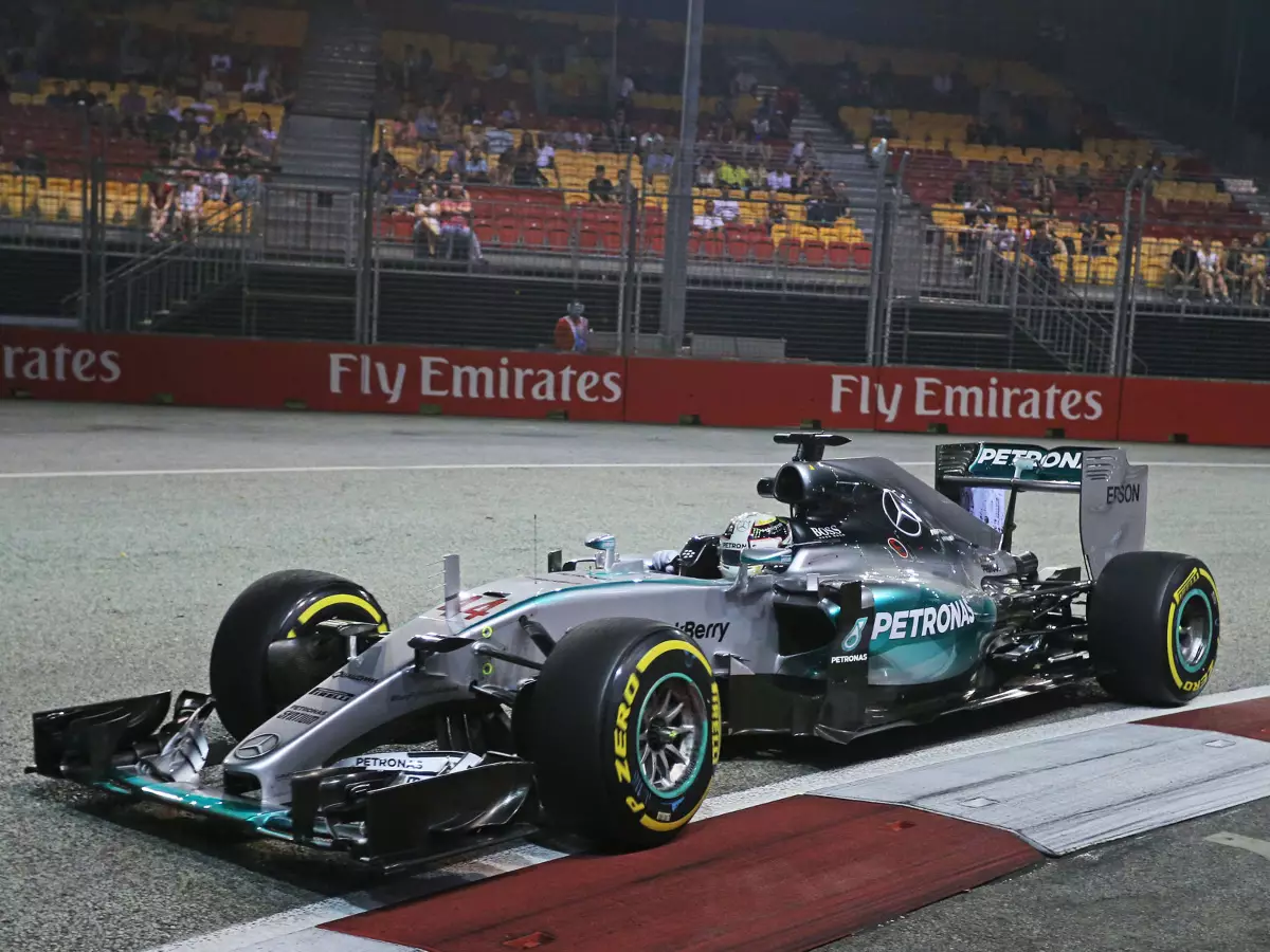 Foto zur News: Mercedes am ersten Trainingstag in Singapur mit Rückstand