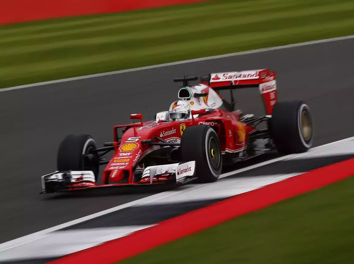 Foto zur News: Nach Getriebewechsel: Vettel verhaut Silverstone-Qualifying