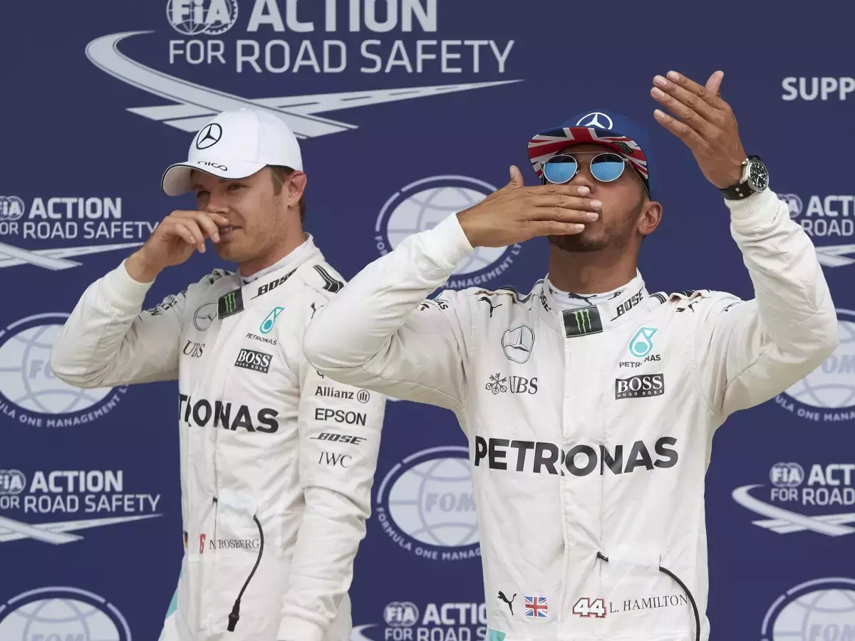 Foto zur News: Nach Trainingsverlust: Rosberg hat bei Hamilton gespickt