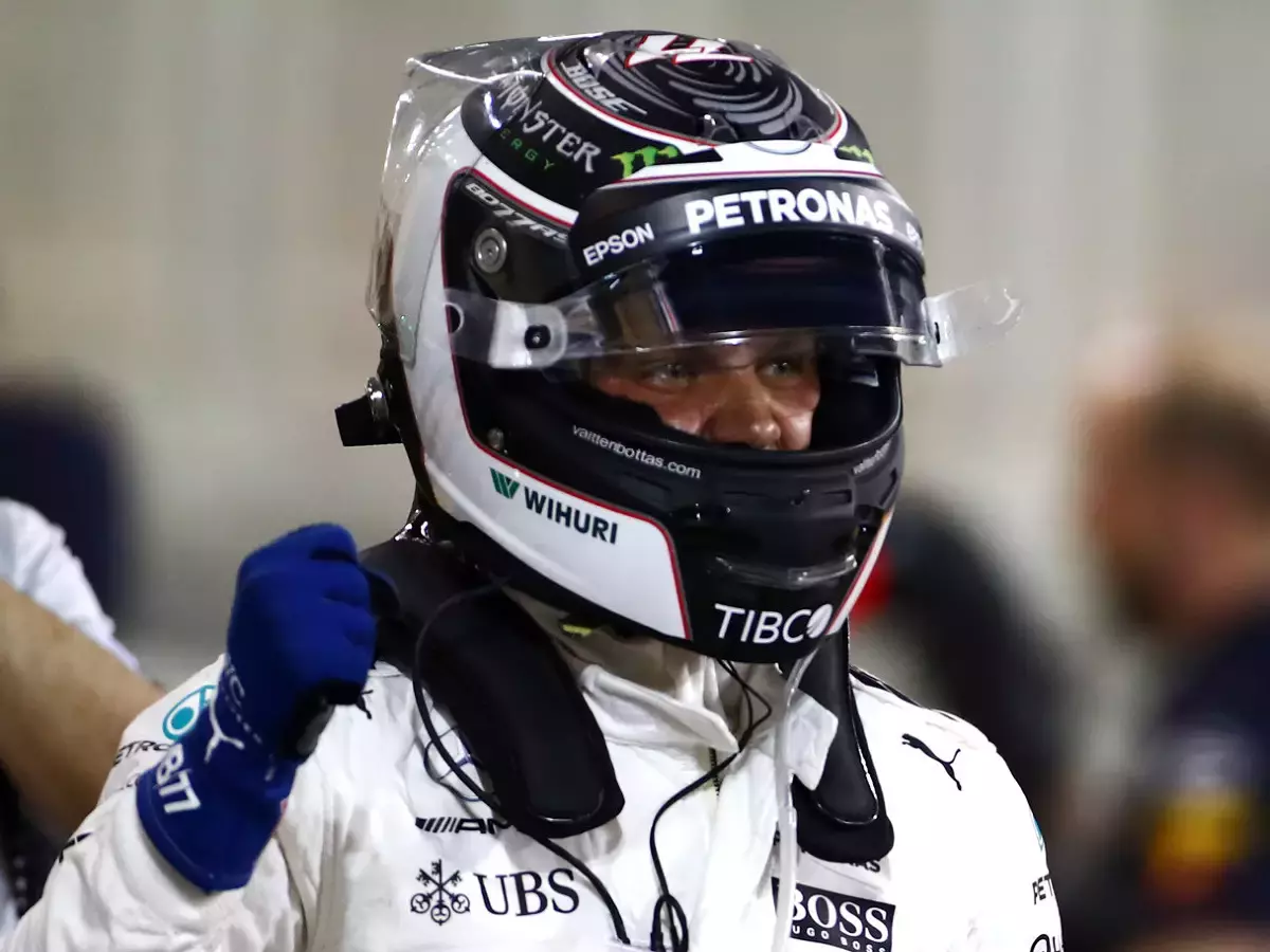 Foto zur News: Valtteri Bottas rast zu seiner ersten Formel-1-Pole-Position