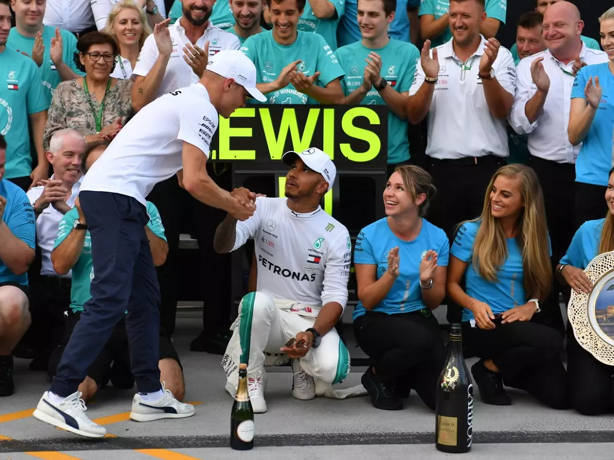 Foto zur News: Lewis Hamilton offenbart: Sieg geht auf Bottas' Kappe