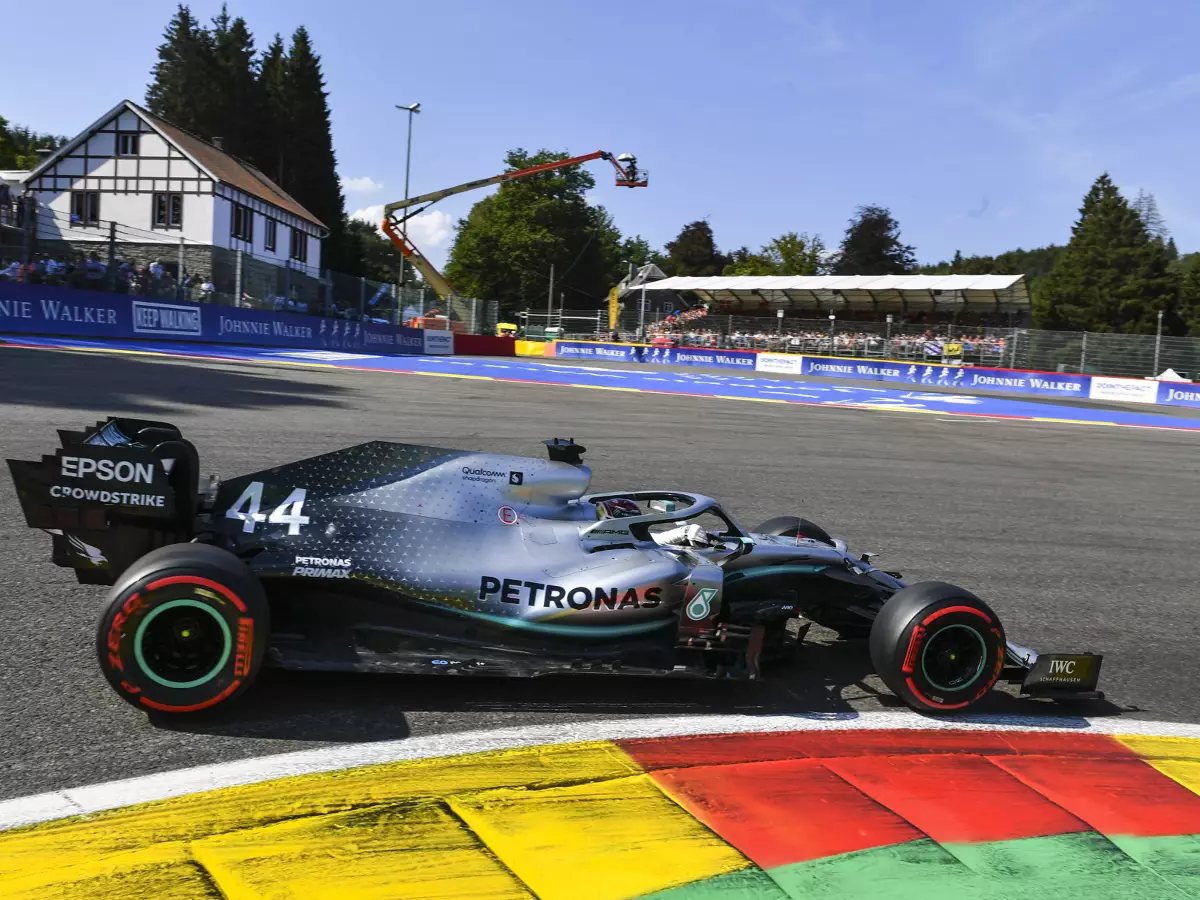 Foto zur News: Hamilton verpasst erste Reihe nach FT3-Crash knapp