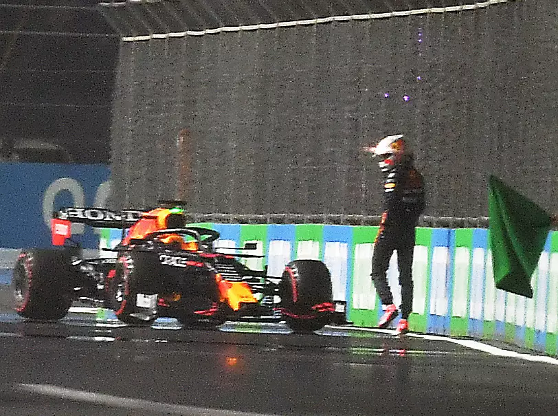 Foto zur News: F1-Qualifying Saudi-Arabien: Verstappen crasht auf dem Weg zur Pole!