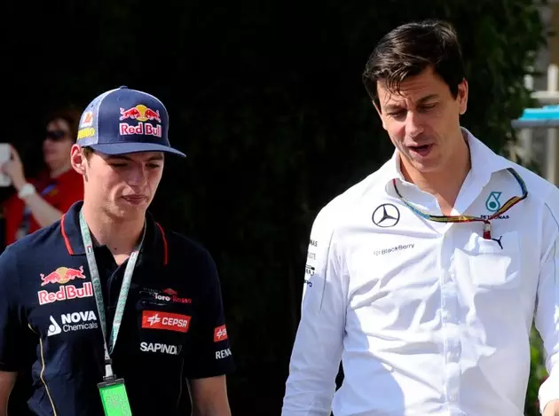 Foto zur News: Toto Wolff: Bereue es "natürlich", Verstappen nicht gekriegt zu haben