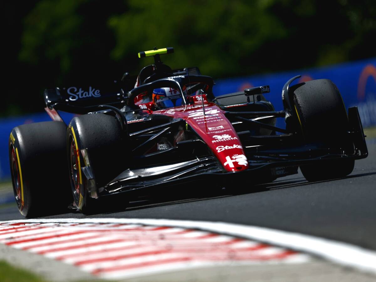 Foto zur News: "Mein bester Samstag": Zhou stellt den Alfa Romeo auf P5 in Ungarn