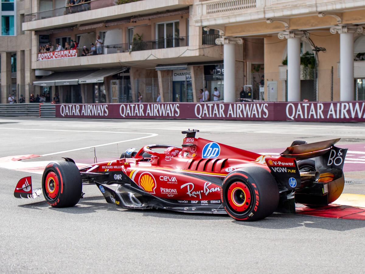 Foto zur News: Sainz am Freitag gefrustet: Zufriedenheit nur auf einer Seite der Ferrari-Garage