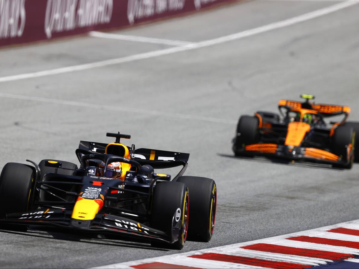 Foto zur News: Harter Kampf mit McLaren: Verstappen gewinnt Sprint in Österreich!