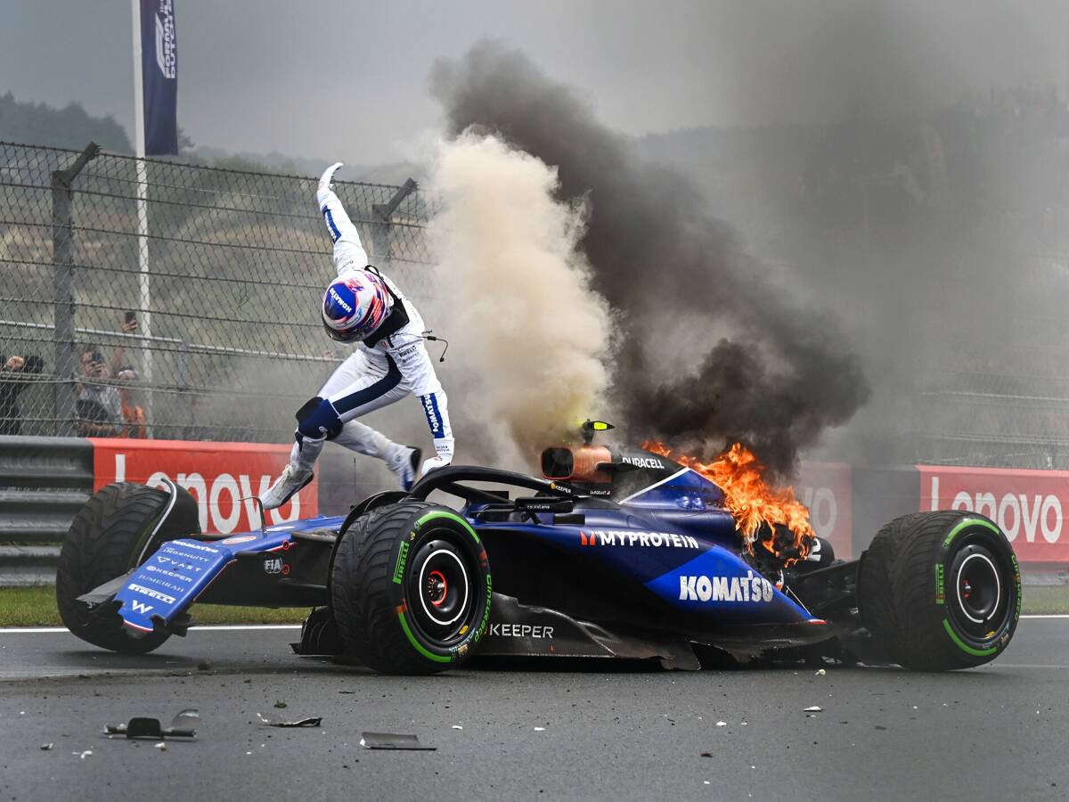 Foto zur News: Feuer nach Sargeant-Crash: Zandvoort hält kurz den Atem an!