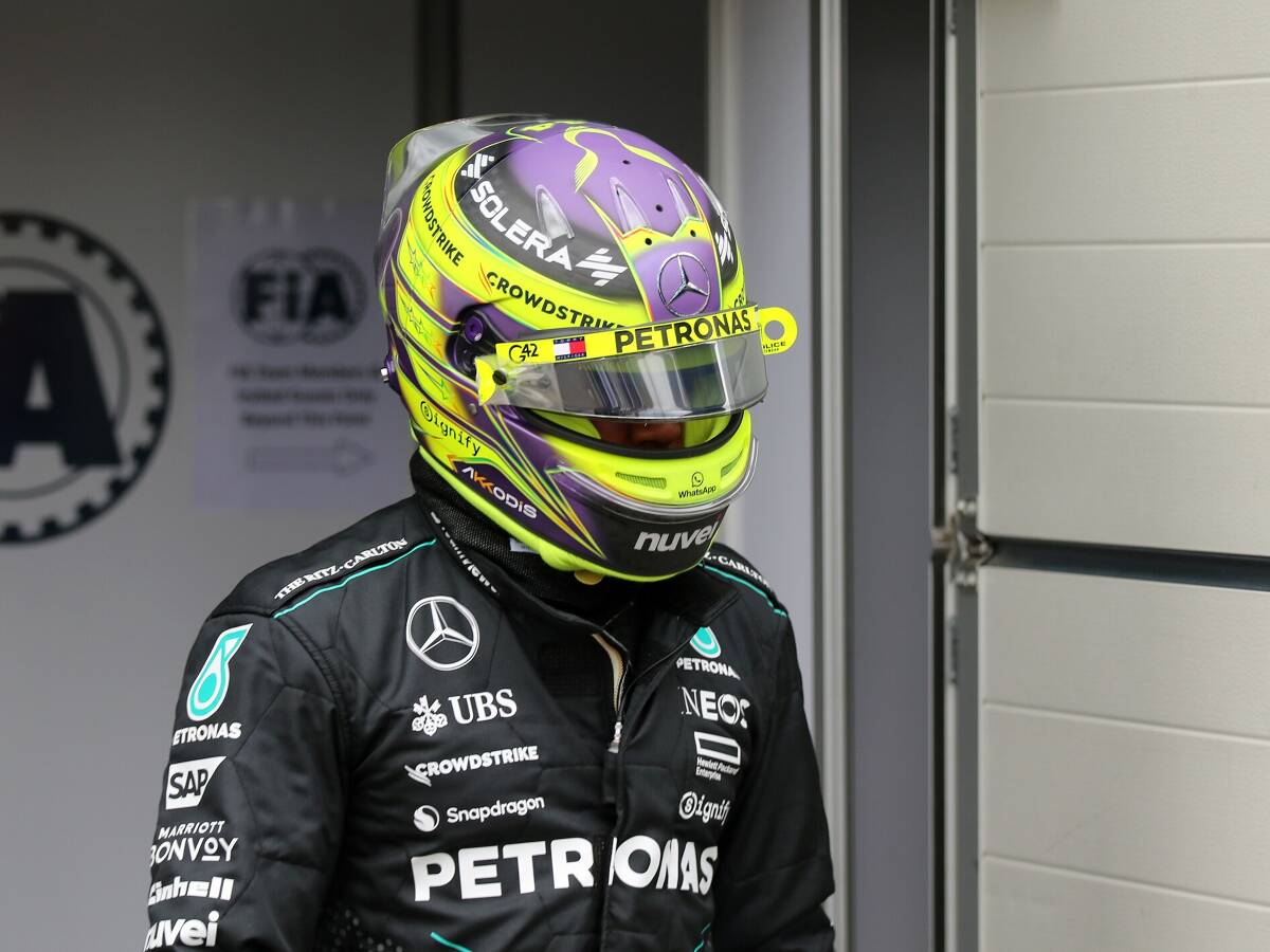 Foto zur News: Perez blockiert! Lewis Hamilton muss drei Plätze zurück