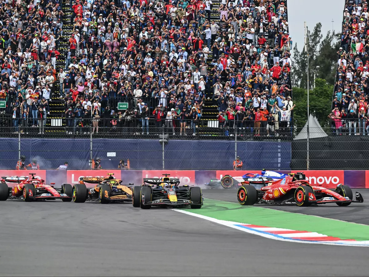 Foto für die Nachrichten: Verstappen-Norris-Eskalation: Carlos Sainz gewinnt in Mexiko!