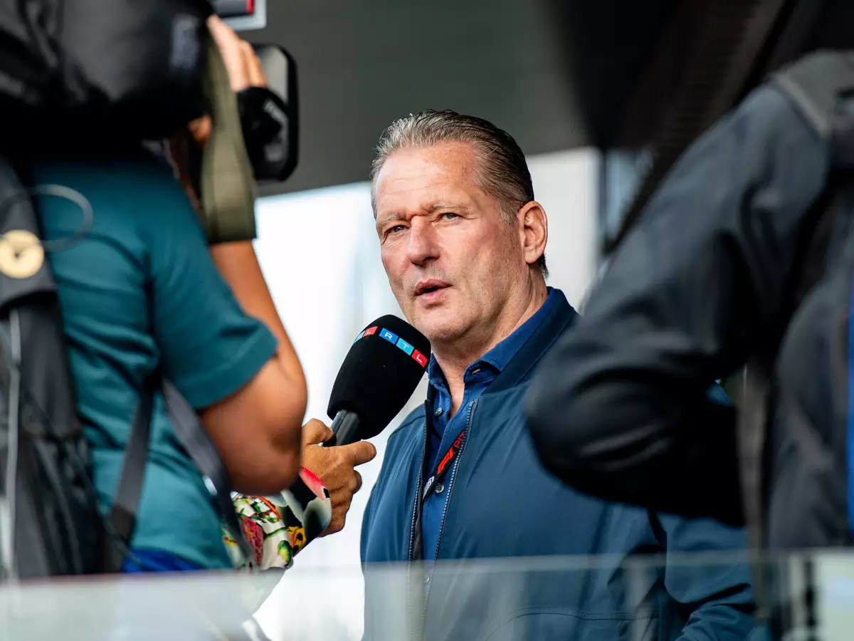 Foto zur News: Jos Verstappen: Max hat's den negativen Journalisten aus England gezeigt!