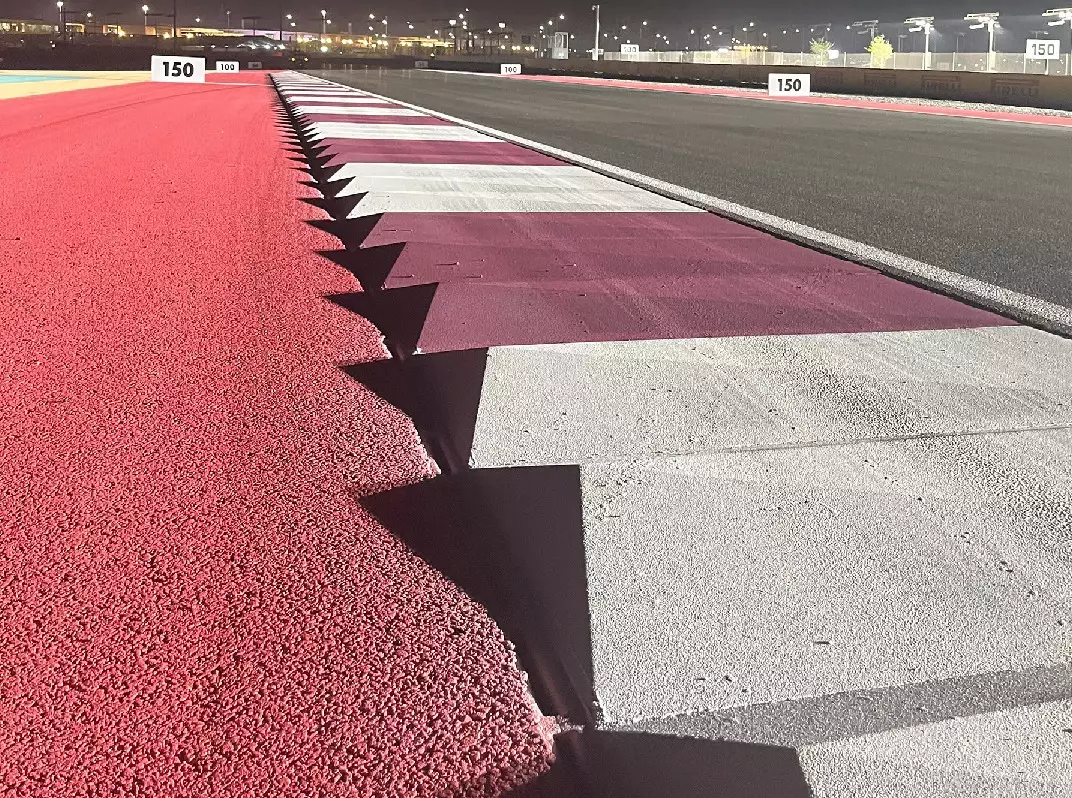 Foto zur News: Randsteine in Katar: FIA und Pirelli reagieren auf Reifen-Farce von 2023