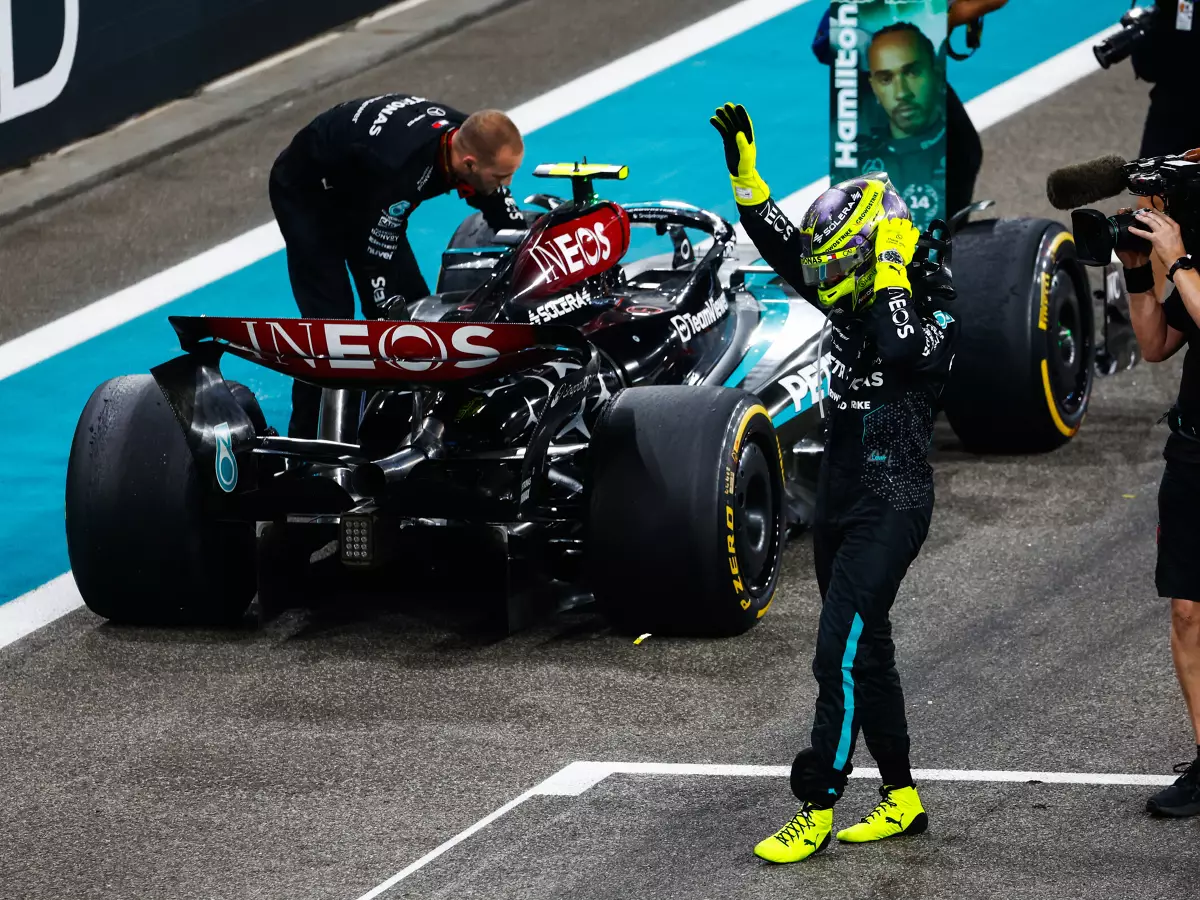 Foto zur News: Mercedes: Hamilton baute das Team nach Poller-Vorfall wieder auf