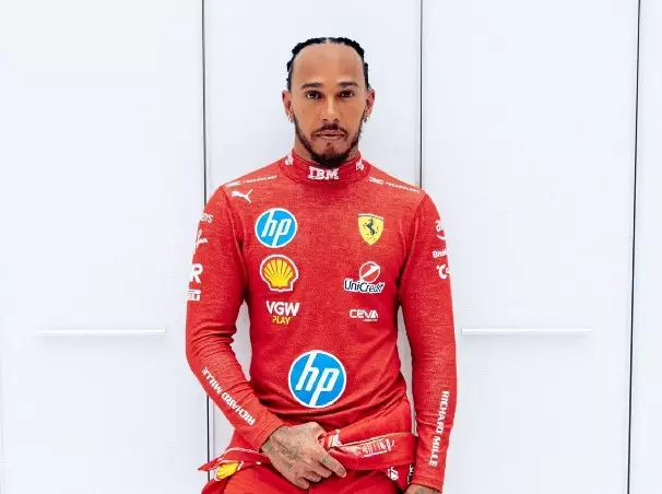 Foto zur News: Premiere: Lewis Hamilton erstmals im Ferrari-Rennanzug