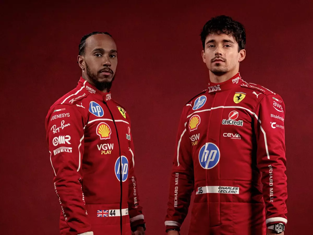 Foto zur News: Dunkleres Rot: Ferrari zeigt Rennanzüge für die Formel-1-Saison 2025