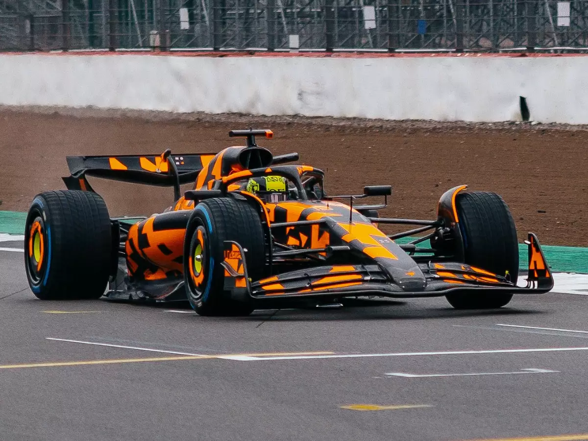 Foto zur News: In Tarnlackierung: McLaren zeigt neuen MCL39 bei Shakedown in Silverstone!