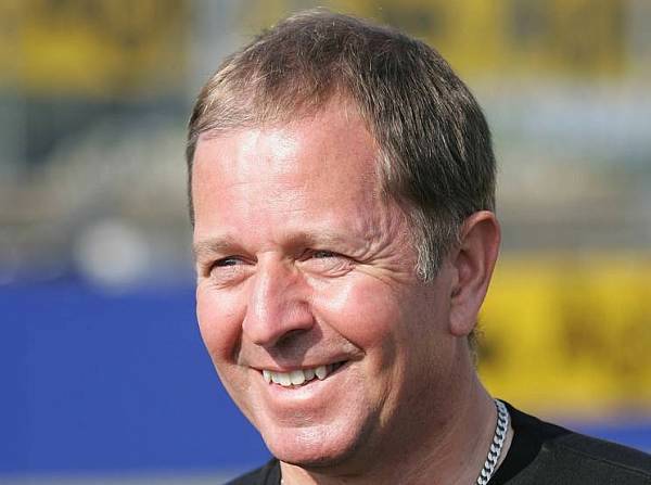 Foto zur News: Brundle: "Schumachers Verteidigungsmanöver am Limit"