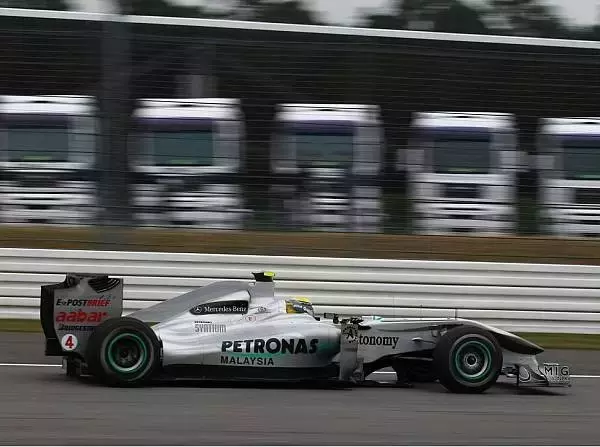 Foto zur News: Mercedes über Qualifying-Vorstellung enttäuscht