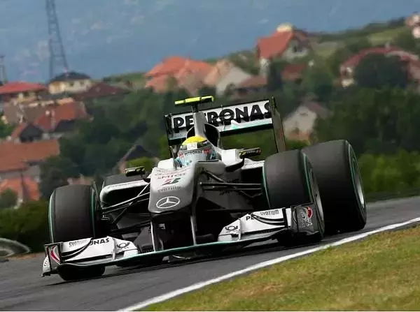 Foto zur News: Mercedes: Rosberg am Optimum - Schumacher verwachst