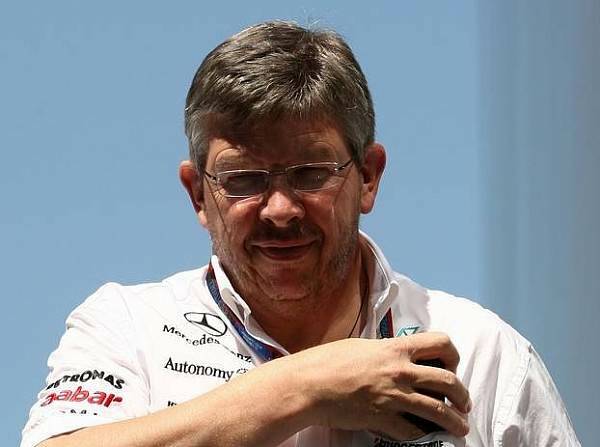 Foto zur News: Brawn verteidigt Schumacher: "Genug Platz gelassen"