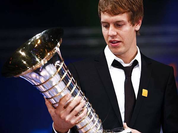 Foto zur News: Jetzt auch mit Pokal: Vettel ist Weltmeister