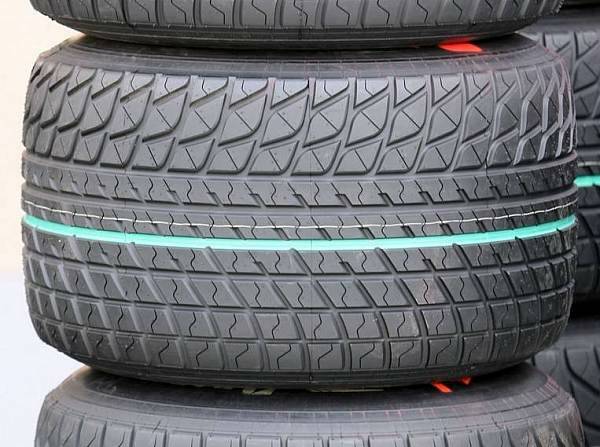 Foto zur News: Pirelli testet im nächtlichen "Regen"