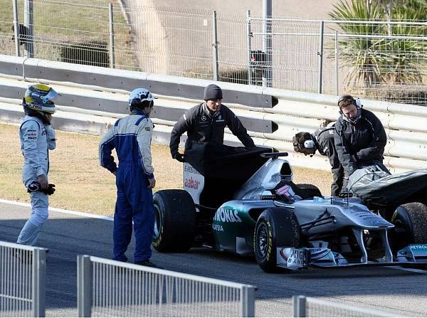 Foto zur News: Testauftakt in Valencia: Mercedes steht als Erster