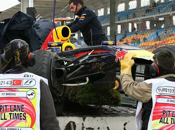 Foto zur News: Red Bull: Vettel in der Leitplanke - Webber im Stress