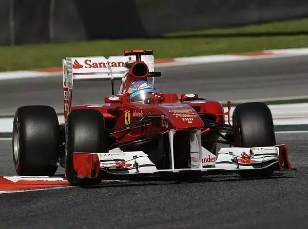 Foto zur News: Ferrari: Alonso top, Massa mit Problemen