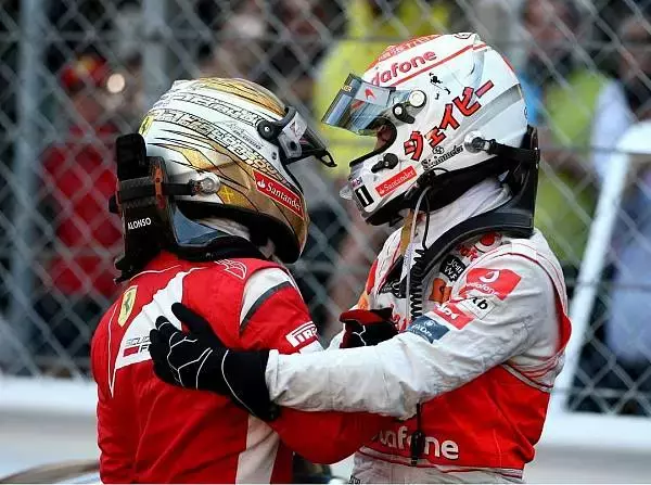 Foto zur News: Alonso und Button: Von Vettel in Schach gehalten