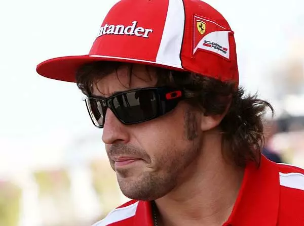 Foto zur News: Alonso: "Vettel muss Fehler machen"