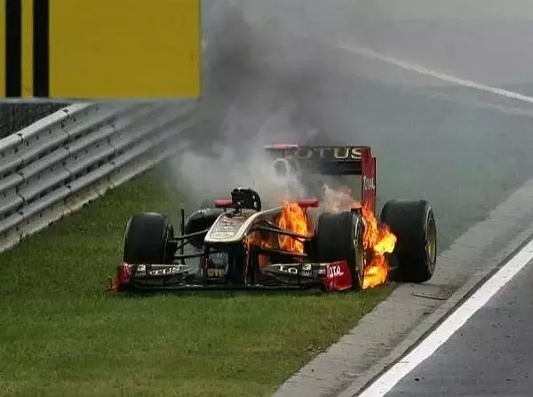 Foto zur News: Heidfeld-Feuer geklärt - Chassis Totalschaden