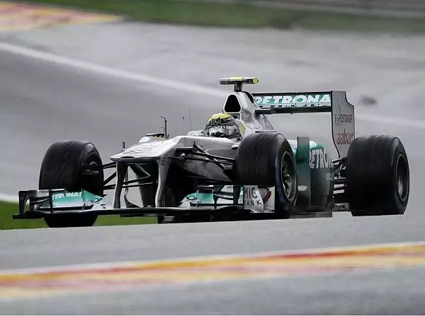 Foto zur News: Mercedes: Rosberg stark - Schumacher hat ein Rad ab