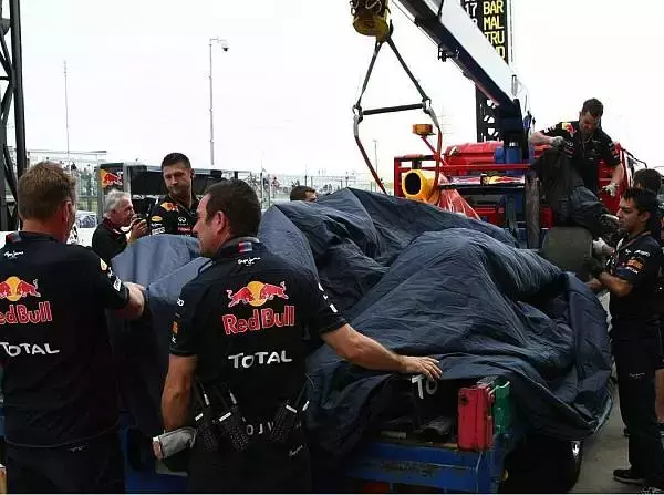 Foto zur News: Red Bull noch nicht top: Vettel im Kiesbett