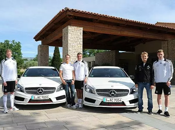 Foto zur News: Rosberg und Schumacher chauffieren die Nationalelf