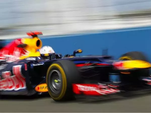 Foto zur News: Red Bull: Vettel fliegt - Webber mit gestutztem Flügel