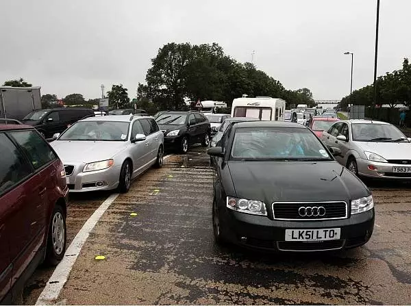 Foto zur News: Erinnerungen an 2000: Silverstone versinkt im Schlamm