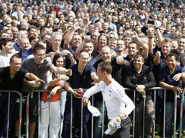 Foto zur News: Rosberg und Schumacher zu Besuch im "Ländle"