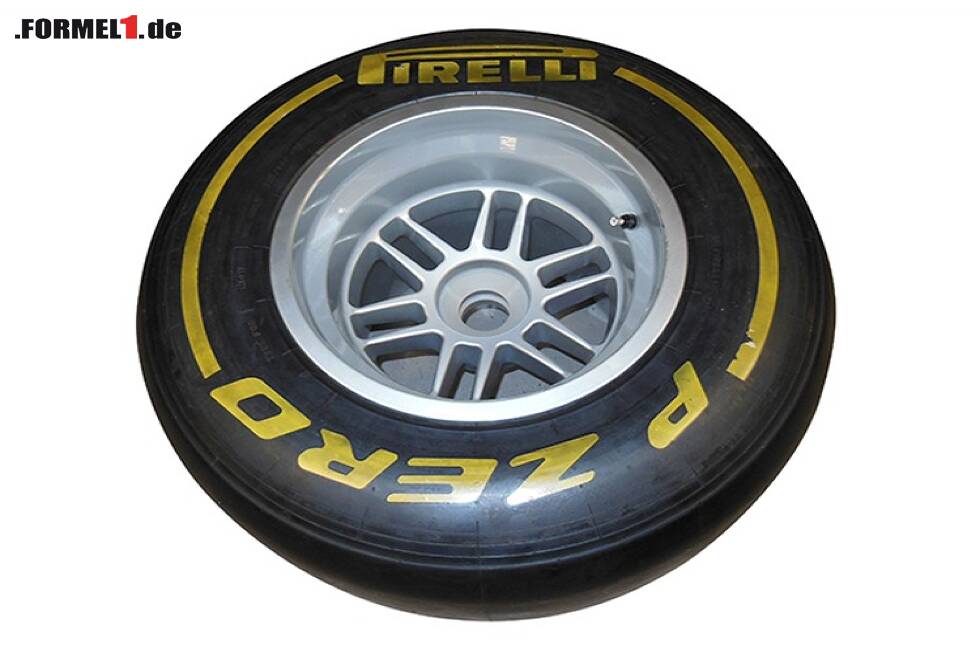 Foto zur News: F&amp;uuml;r guten Zweck unter Hammer: original Pirelli Formel-1-Reifen