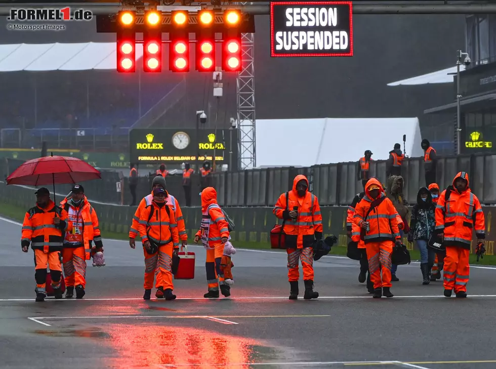 Foto zur News: Sportwarte der Formel 1 nach dem abgebrochenen Rennen in der Saison 2021 beim Belgien-Grand-Prix in Spa-Francorchamps