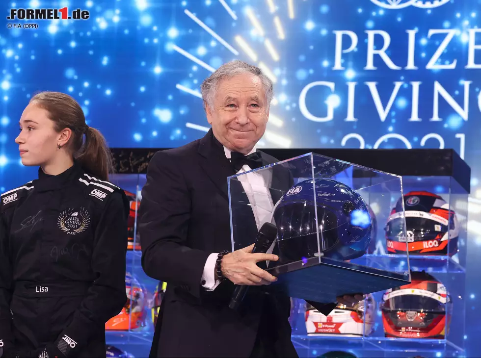 Foto zur News: FIA-Präsident Jean Todt erhält als Abschiedsgeschenk die Helme aller Formel-1-Fahrer