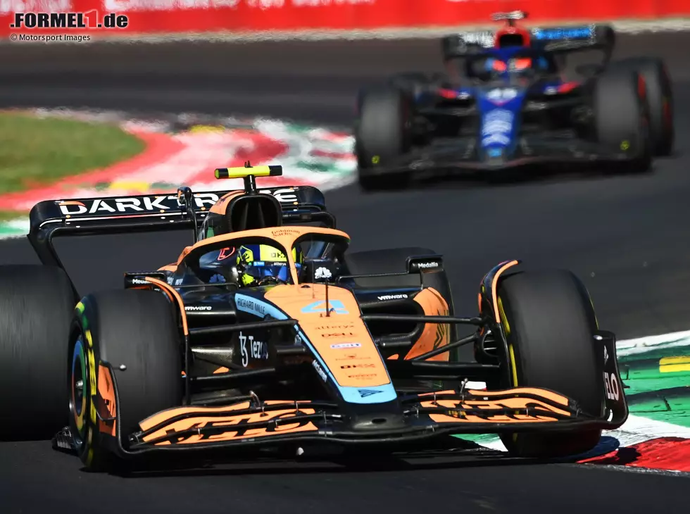 Foto zur News: Lando Norris im McLaren MCL36 vor Nyck de Vries im Williams FW44 in Monza 2022