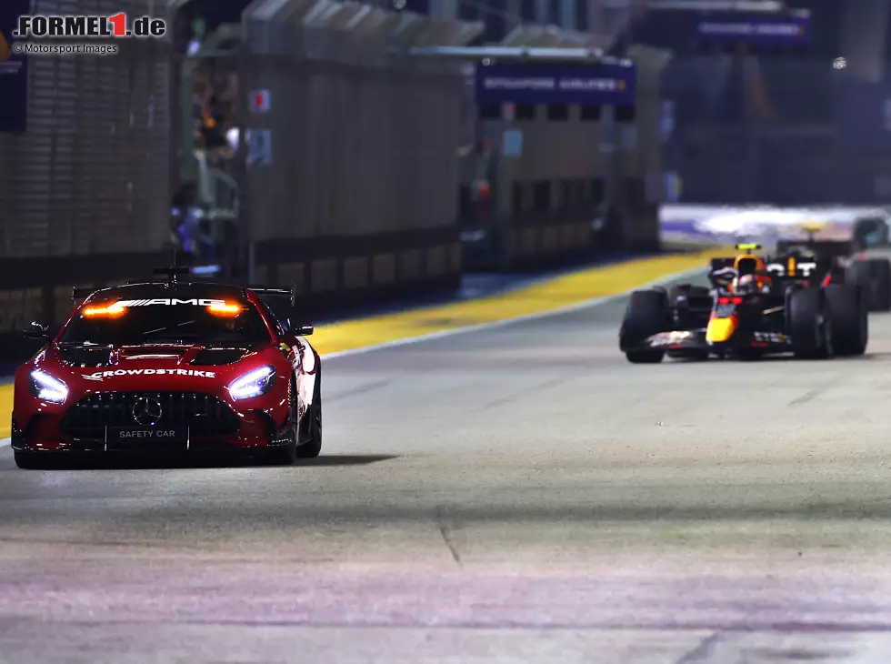 Foto zur News: Sergio Perez (Red Bull RB18) hinter dem Safety-Car beim Formel-1-Rennen in Singapur 2022