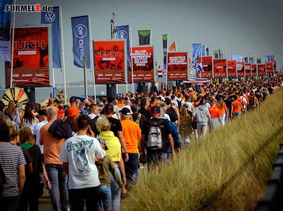 Foto zur News: Menschenmassen auf dem Weg zur Strecke in Zandvoort