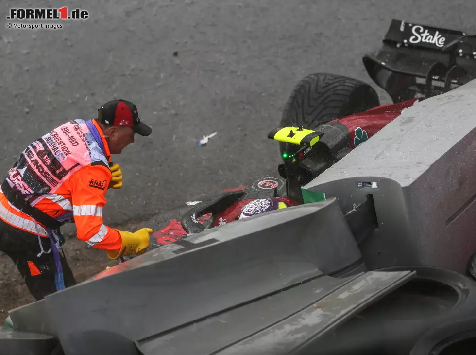 Foto zur News: Guanyu Zhou (Alfa Romeo) verunfallt beim Formel-1-Rennen in Zandvoort 2023