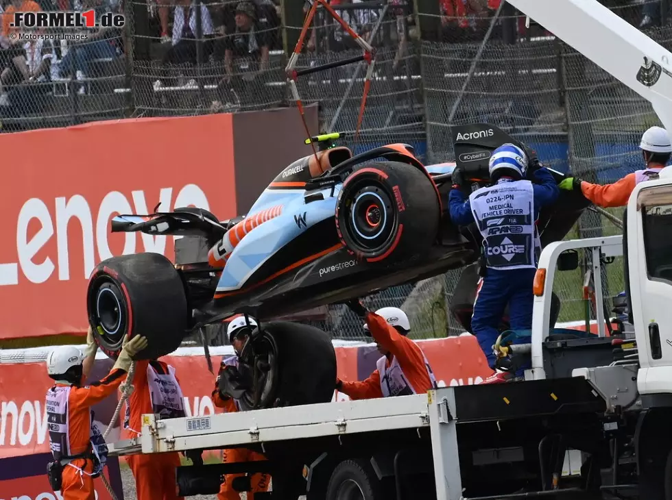 Foto zur News: Der Unfall von Logan Sargeant beim Formel-1-Rennen in Japan 2023